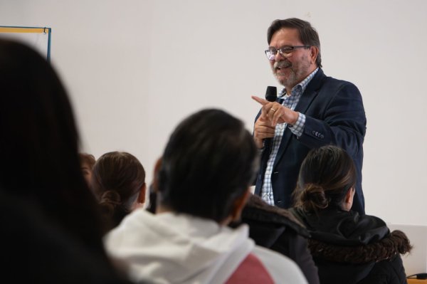 Imparte SIDE primer asesoría de 2026 sobre registro de marca en Saucillo