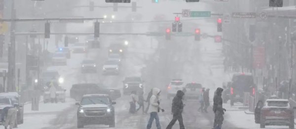Más de 670 mil familias y empresas sin electricidad, se cancelan 10 mil vuelos por tormenta en EU