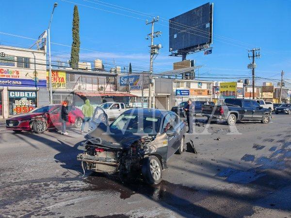 Fuerte choque en la Zarco deja cuantiosos daños y caos vial