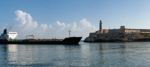 México frena el envío de un cargamento de petróleo a Cuba, reporta Bloomberg