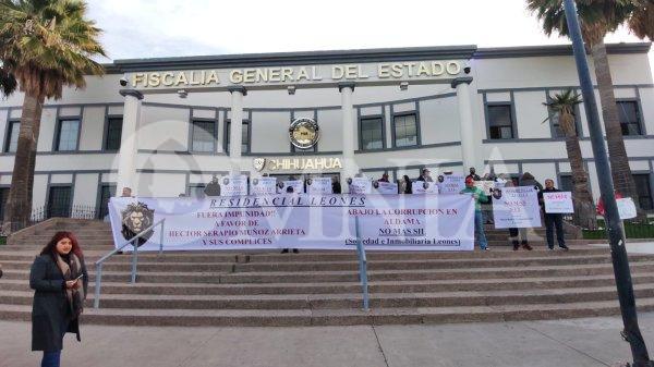Vecinos de Los Leones se manifiestan en Fiscalía por presuntas agresiones y omisión de autoridades