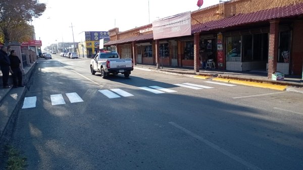 Vialidad avanza en la señalización de cruces peatonales en Camargo