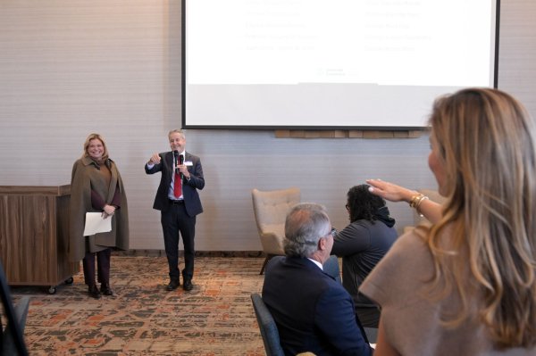 Maru Campos toma protesta al Consejo Directivo 2025-2027 de Desec Juárez