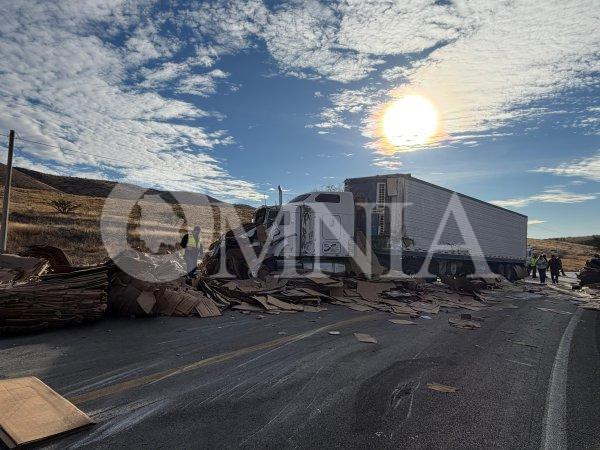 Aparatoso choque entre tráileres en la carretera libre Juárez–Chihuahua moviliza a cuerpos de emergencia