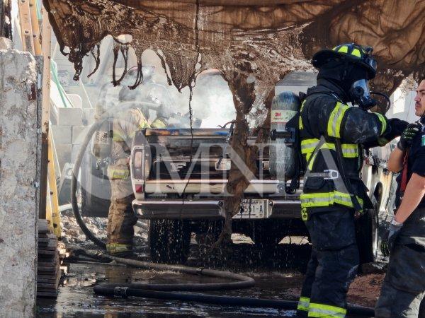 Arde pick up en cochera de vivienda en la Cerro de la Cruz
