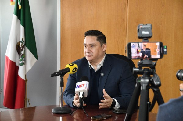 “Que se quite el traje y se ponga a tapar baches”, dice Alfredo Chávez al alcalde de Ciudad Juárez