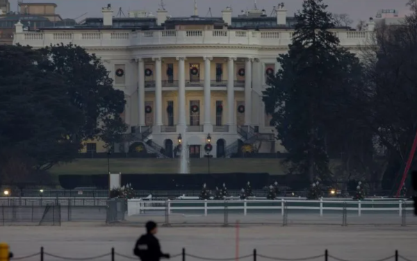 Trump asegura estar en negociaciones con demócratas para evitar cierre de gobierno