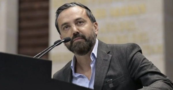 Arturo Ávila copia a Adán Augusto: regala el nuevo libro de AMLO hasta a legisladores de oposición