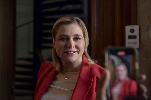 Allá no hay baches, allá sí trabajan: Maru Campos