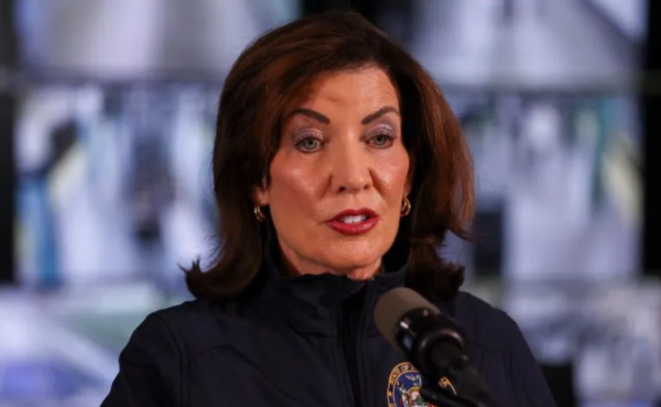 Nueva York busca prohibir que policías locales apoyen en redadas migratorias de ICE