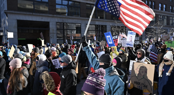Miles de personas marchan en Mineápolis contra las redadas de migrantes de Donald Trump