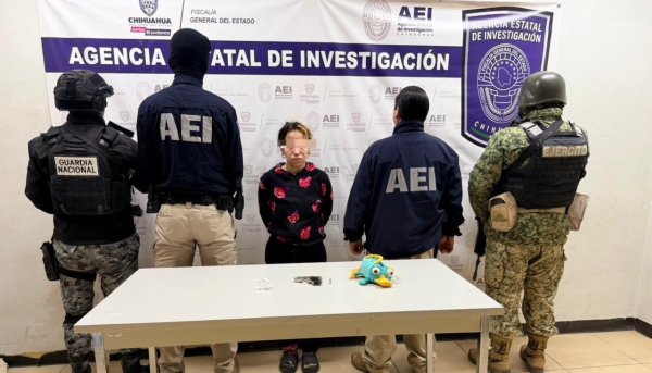 Detienen a mujer con droga y arma en Ciudad Juárez; iba acompañada de su hija