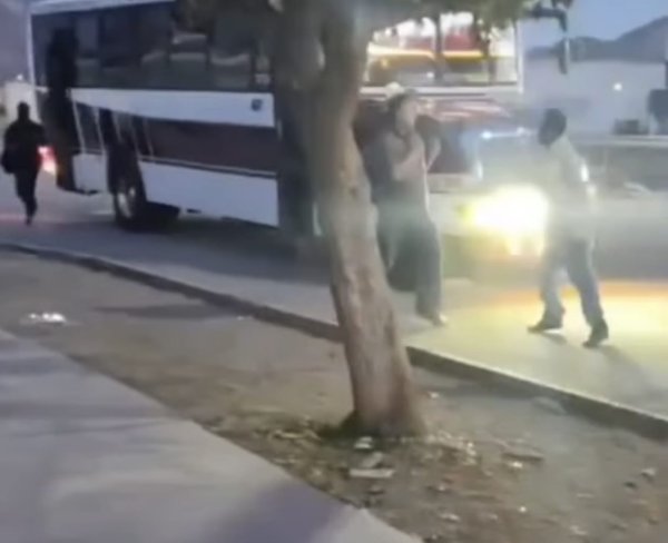 Sancionan y suspenden a conductores captados en riña en vía pública