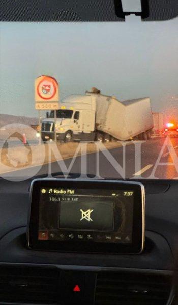 Se parte caja de tráiler en la carretera Juárez–Chihuahua; hay cierre parcial
