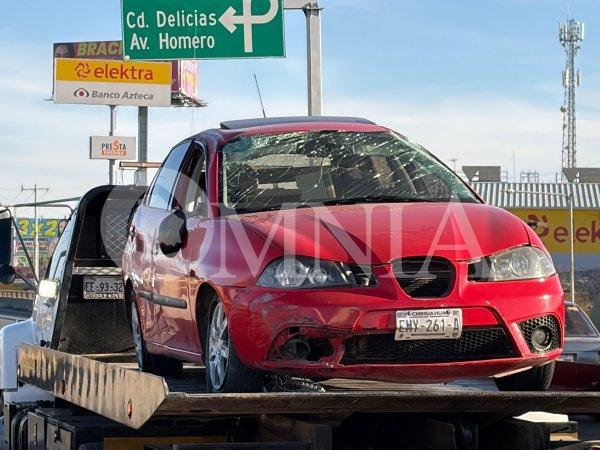 Aparatosa volcadura en el puente de la Tecnológico y Homero deja solo daños materiales