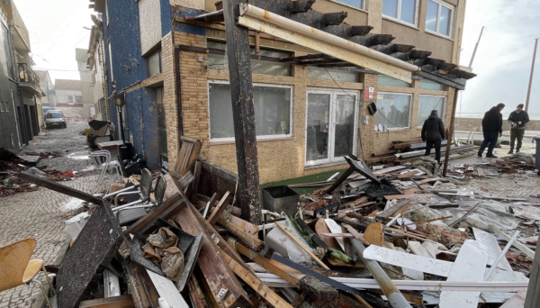 Tormenta Kristin deja a 200,000 portugueses sin electricidad, más lluvia en camino