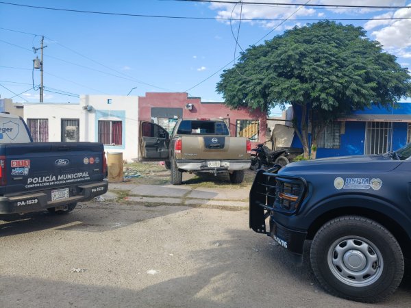 Recuperan pickup con reporte de robo y detienen a dos personas en Jardines de Oriente