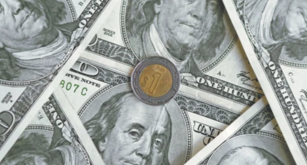 Peso mexicano retrocede frente al dólar por suspensión  de las negociaciones entre EU e Irán