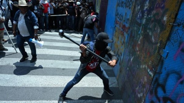 Repelen a la CNTE cuando intentaba entrar por la fuerza al Zócalo; tres heridos