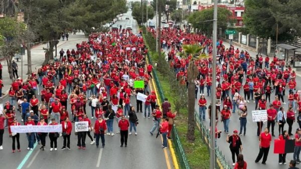 Maestros bloquean calles en Saltillo; se desligan de la CNTE