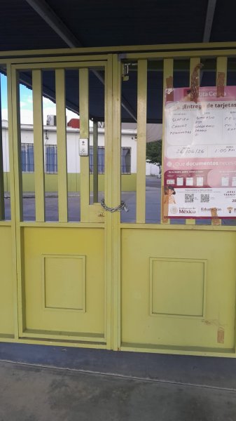 Padres de familia toman primaria Glafira Chávez y exigen destitución de intendente