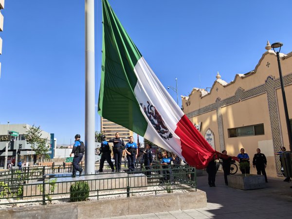Marco Bonilla encabeza izamiento de bandera por el Día de la Lealtad Chihuahuense