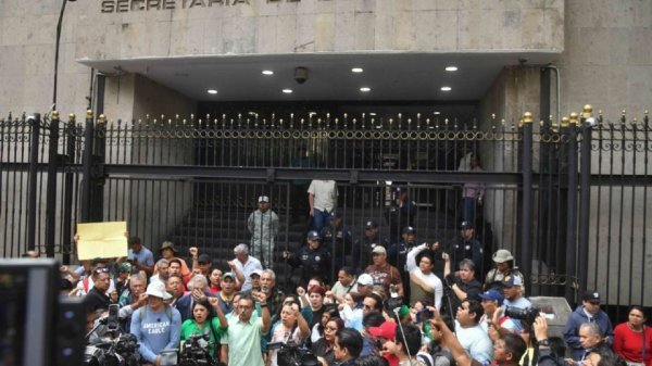 CNTE acusa represión del gobierno de Sheinbaum: maestro pierde ojo tras negligencia en el ISSSTE