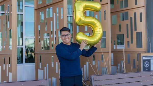 Admiten en 49 universidades de EU a hijo de migrantes mexicanos; obtiene 5 mdd en becas