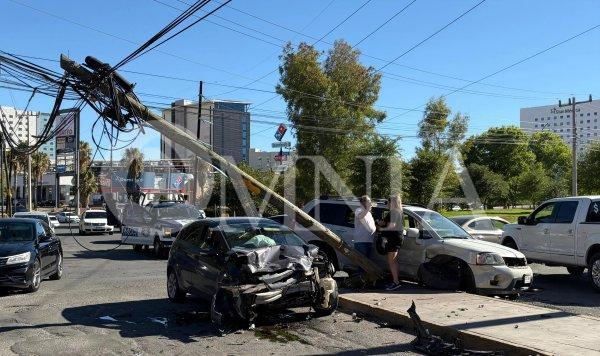 Aparatoso choque derriba poste y genera caos vial en El Saucito