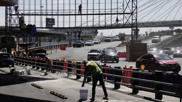 Se desploma estructura metálica en salida vehicular del AICM; un automovilista resulta afectado