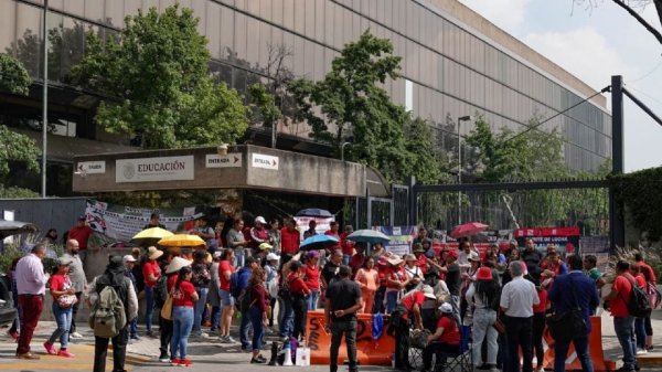 Inicia reunión entre CNTE, Segob, SEP e ISSSTE; maestros condicionan el diálogo
