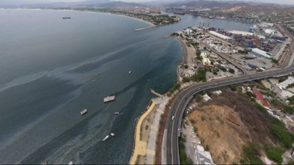 Pescadores denuncian derrame de hidrocarburos en el puerto de Manzanillo