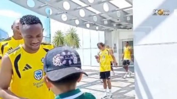 Niño mexicano fue por firmas al hotel de Sudáfrica y terminó posando con toda la selección (Video)