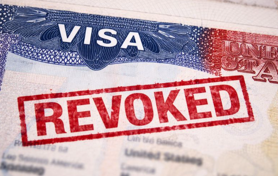¿Por qué te pueden revocar la visa? Esto es lo que debes saber