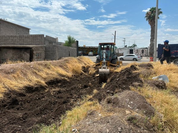 Maquinaria municipal trabaja para reducir riesgos de inundación en Camargo