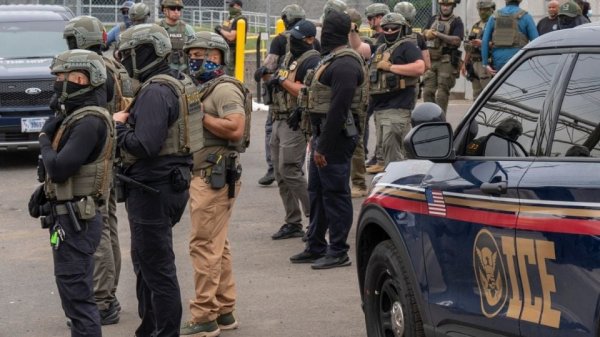 Arrestan a 48 trabajadores y dos jefes de una empresa durante redada migratoria en Carolina del Sur