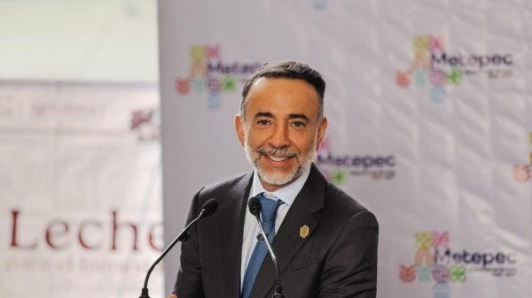 Alcalde de Metepec irrumpe en un club deportivo con sus escoltas y presuntamente agrede a un hombre