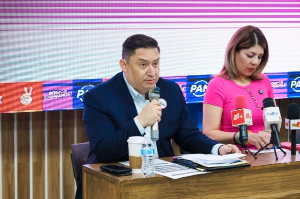 (Video) “Pinchea” Daniela Álvarez a Alfredo Chávez