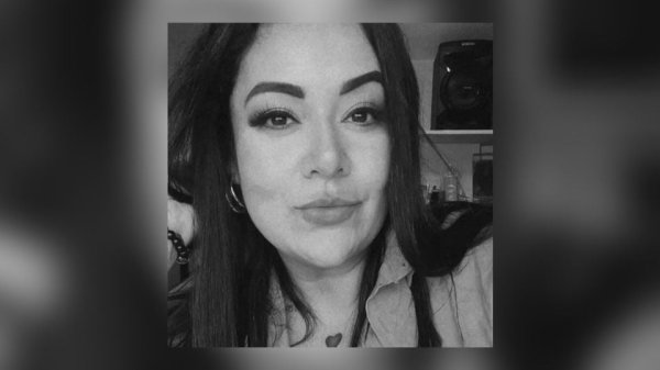 Madre de la comunicadora secuestrada Roxana Guzmán intercepta a Sheinbaum en Veracruz y le pide ayuda para encontrarla