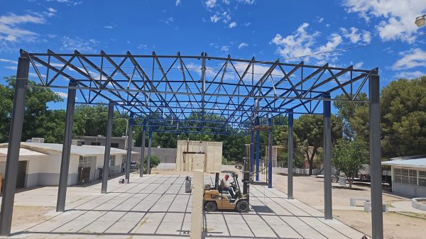 Municipio y Estado avanzan en la construcción de la techumbre de la escuela Luis Donaldo Colosio en Camargo