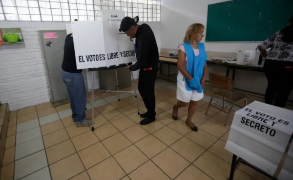 Detienen a dos en Coahuila por suplantar funciones de la FGR