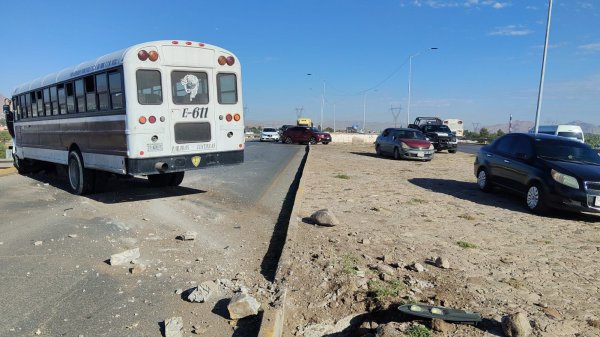 Se queda dormido operador de camión de maquiladora y termina incrustado en puente de PEMEX