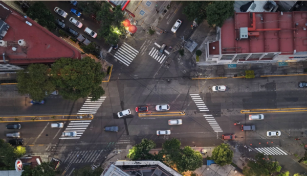 México mantiene rezago en infraestructura peatonal: 79% de las manzanas no tiene cruces señalizados