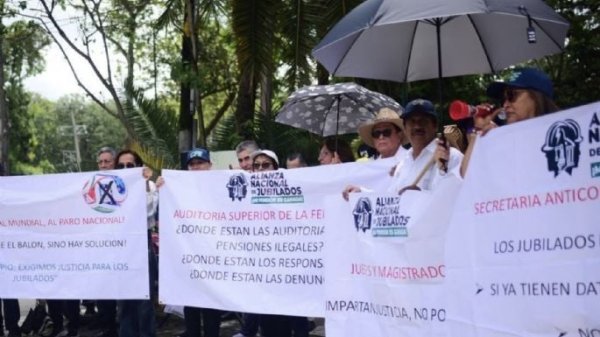 Maestros y jubilados reciben a Sheinbaum con protestas en Xalapa