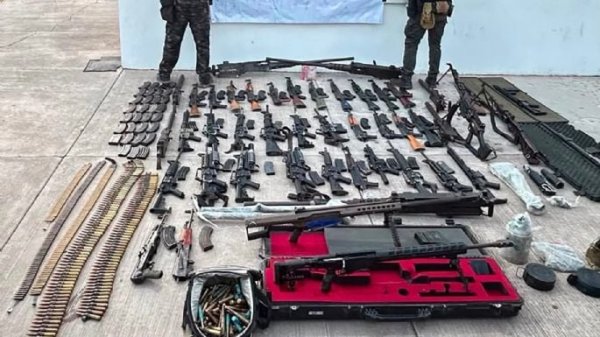 Aseguran vehículo con 50 armas, cartuchos y cargadores en Badiraguato