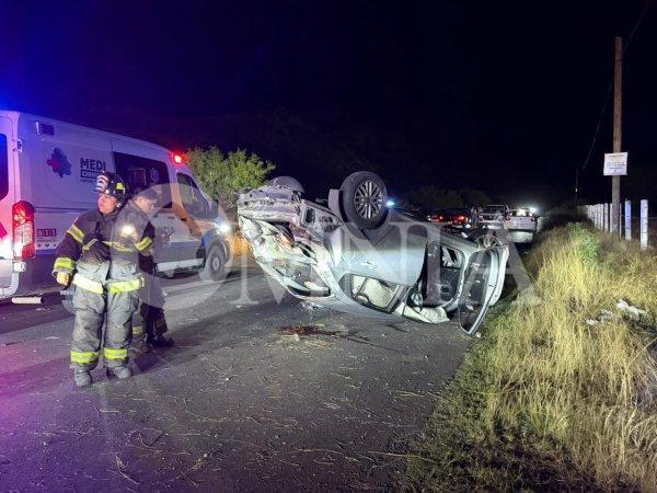 Se sale de la carretera y choca contra cerco; cuatro jóvenes resultan heridos