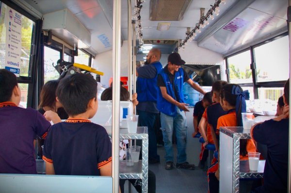 Lleva comedor móvil de NutriChihuahua platillos a niñas y niños de la Primaria César Augusto Sandino