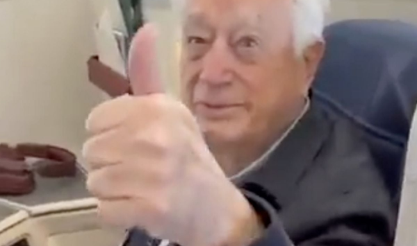 Increpan a Bartlett en vuelo a España: “viajar tan lejos y tan cómodo en primera clase”