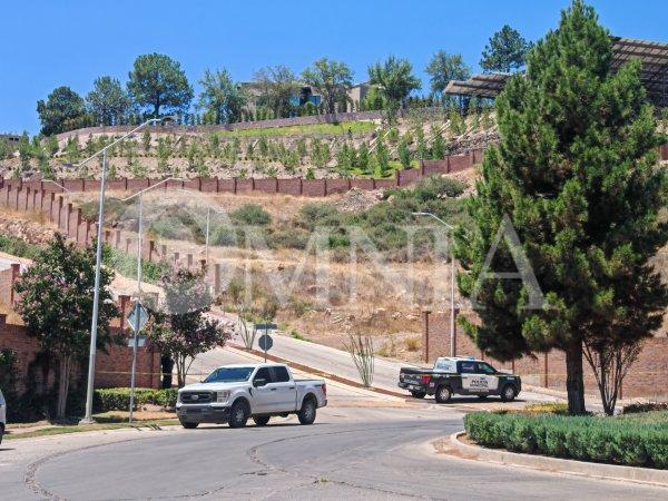 Fuerte movilización por explosivos en barda perimetral de casa de Eugenio Baeza