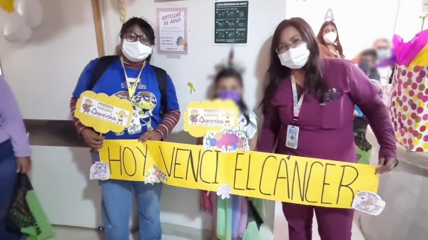 Vence cáncer niña de 7 años y toca la Campana de la Victoria en el HGR No. 66 del IMSS en Juárez